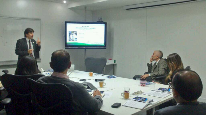 Foto: Director Ejecutivo, Ing. Cesar Botache en taller empresa Talism�n.